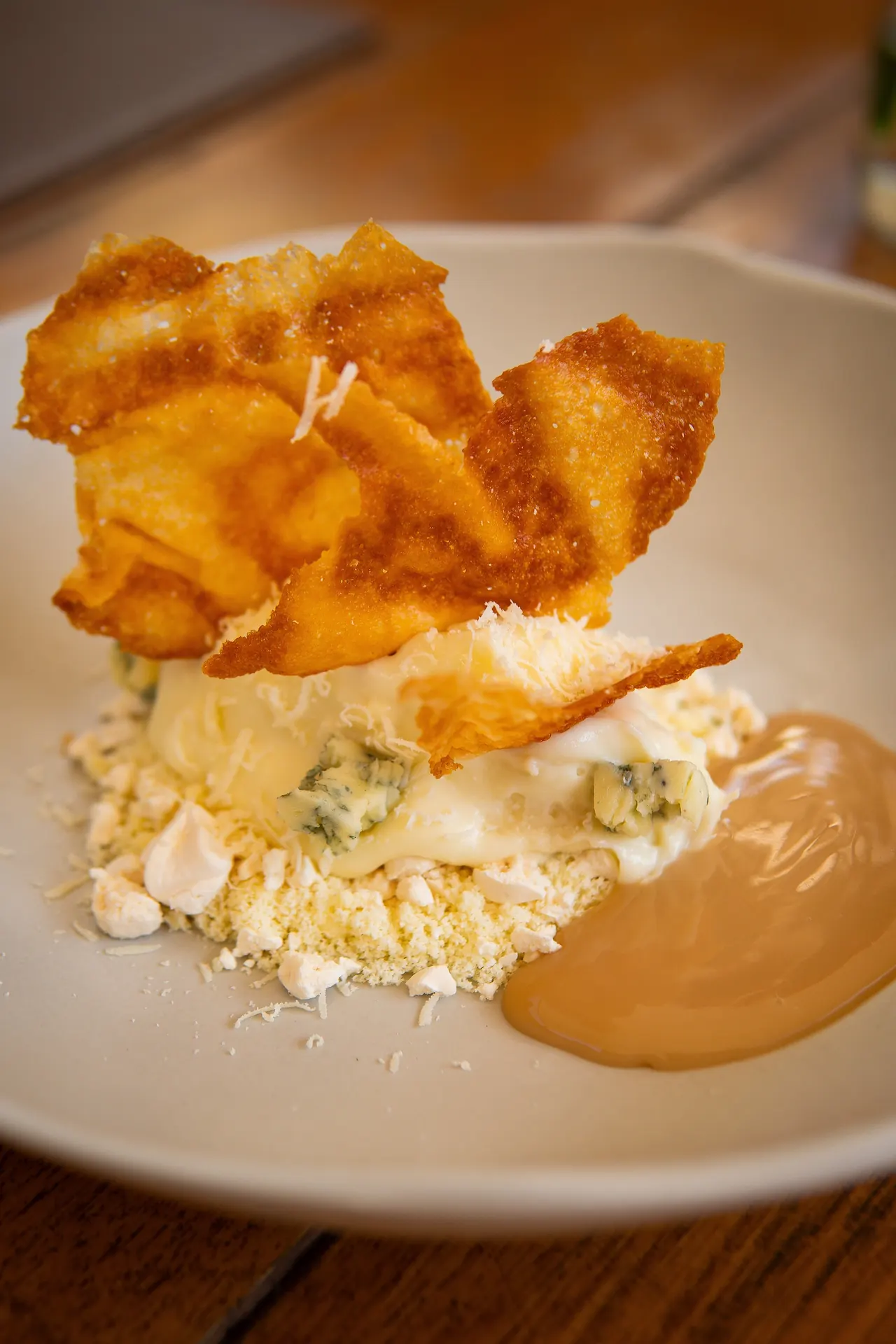 Sobremesa autoral com crocante e creme, Ollivia Gastronomia